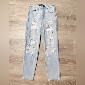•HOLLISTER• ULTRA HIGH RISE MOM JEANS